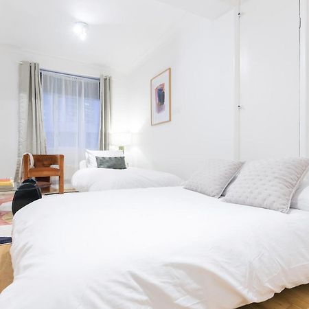 לונדון Perfectly Located 1 Bed Apartment Above Tube Station מראה חיצוני תמונה