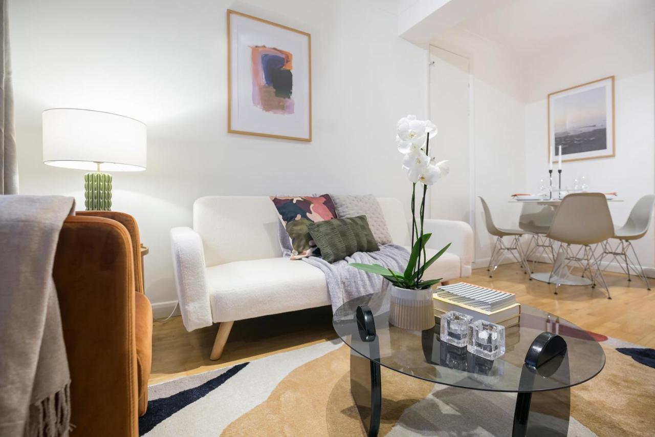 לונדון Perfectly Located 1 Bed Apartment Above Tube Station מראה חיצוני תמונה
