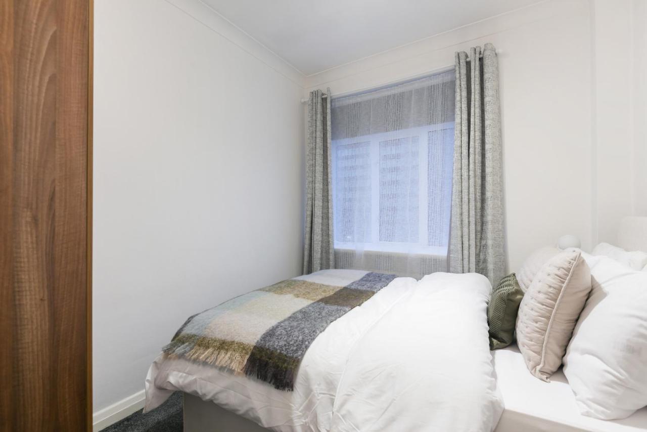 לונדון Perfectly Located 1 Bed Apartment Above Tube Station מראה חיצוני תמונה