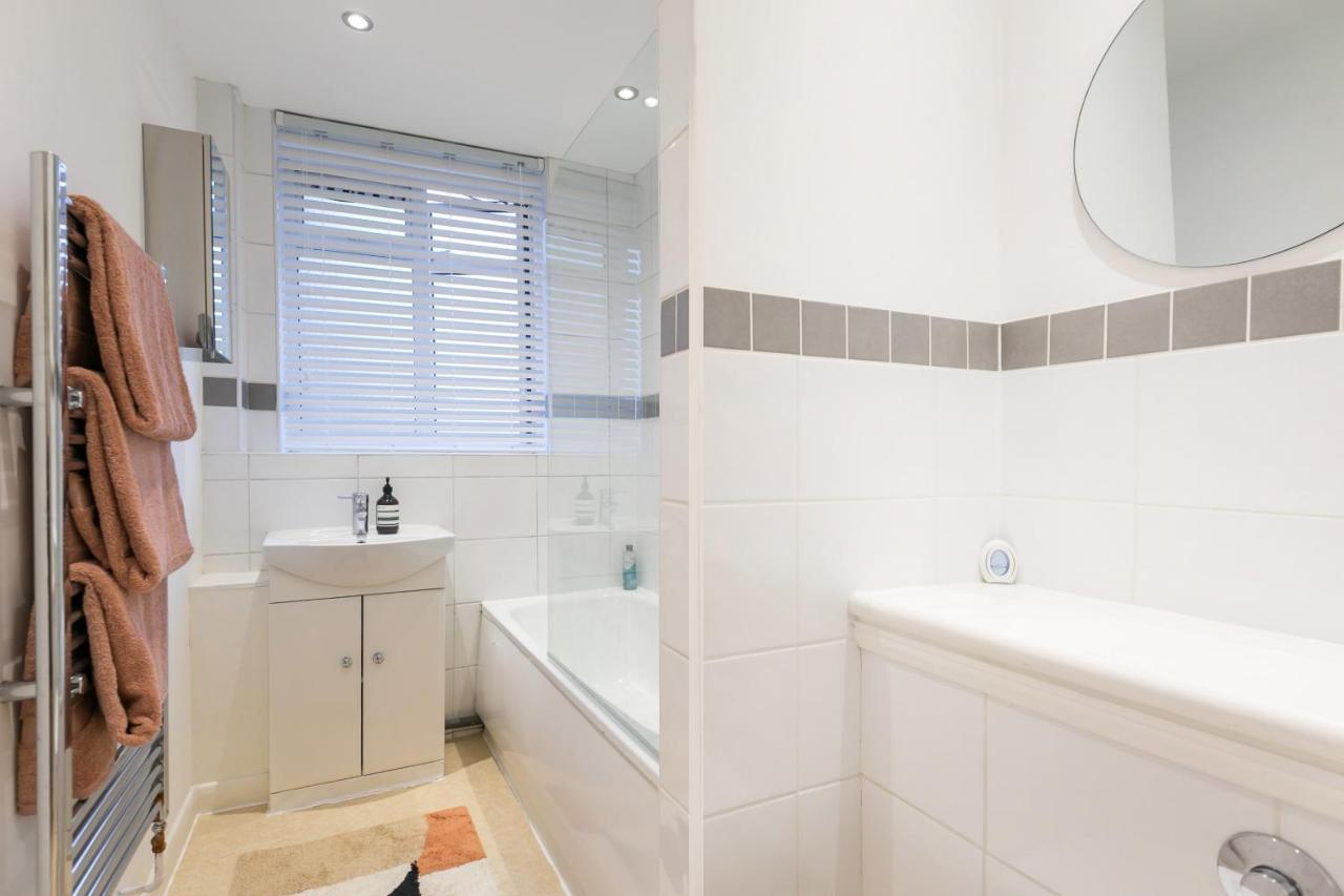 לונדון Perfectly Located 1 Bed Apartment Above Tube Station מראה חיצוני תמונה