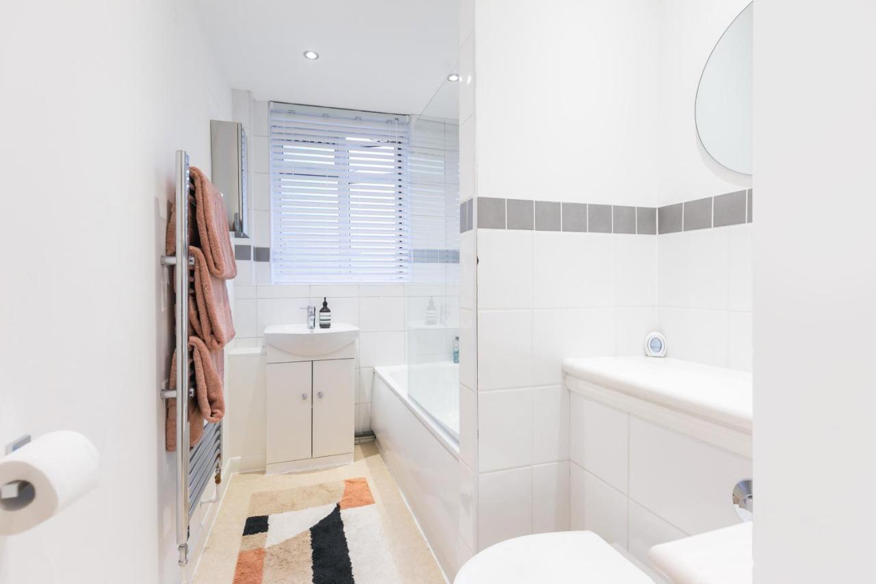 לונדון Perfectly Located 1 Bed Apartment Above Tube Station מראה חיצוני תמונה