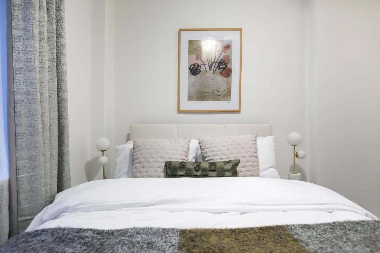 לונדון Perfectly Located 1 Bed Apartment Above Tube Station מראה חיצוני תמונה